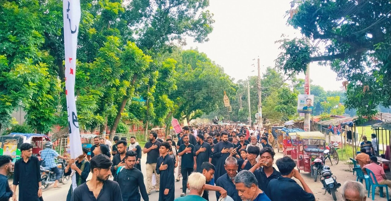 হুমকি উপেক্ষা করে দিনাজপুরে ইমাম হুসাইনের (আ.) আরবাঈনের জুলুস অনুষ্ঠিত