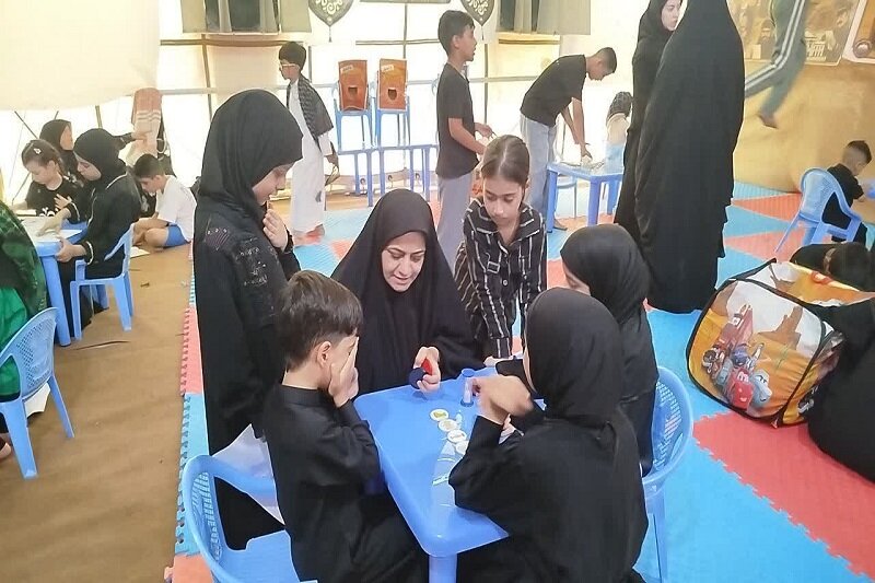 روایتگری و بازیهای تربیتی برای کودکان زائر اربعین در موکب چادرملو اردکان روایتگری و بازیهای تربیتی برای کودکان زائر اربعین در موکب چادرملو اردکان