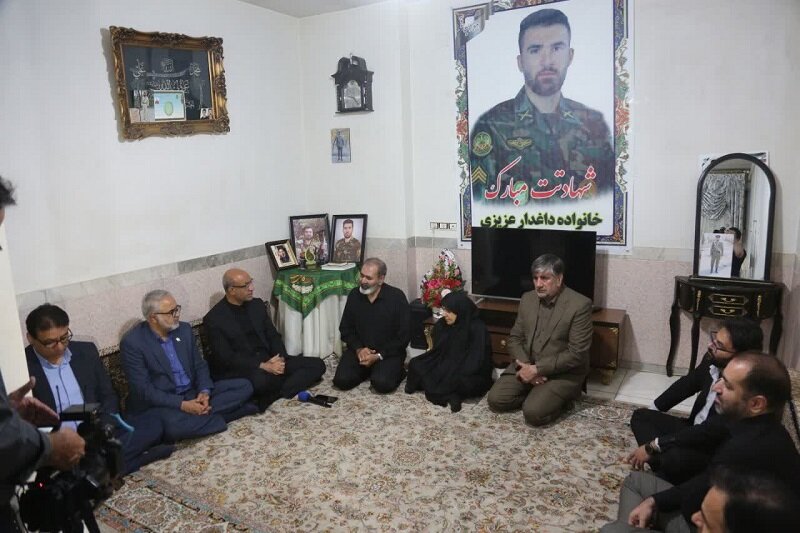 استاندار کرمانشاه از ایثارگری شهید «حسن عزیزی» در منزل این شهید تجلیل کرد