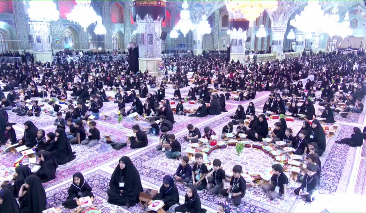 سومین محفل فرشتگان مقاومت با محوریت گرامیداشت شهدای دانش‌آموز میناب و رهبر شهید در حرم رضوی