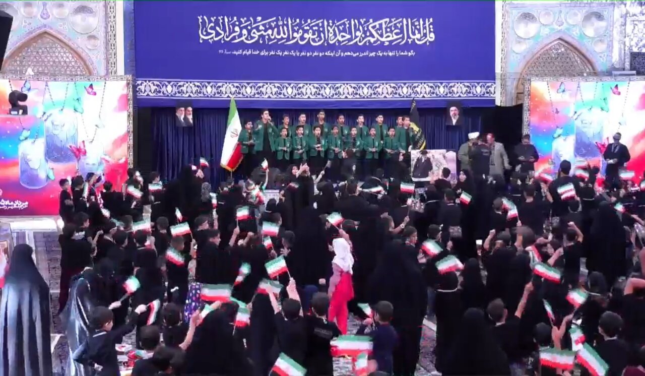 سومین محفل فرشتگان مقاومت با محوریت گرامیداشت شهدای دانش‌آموز میناب و رهبر شهید در حرم رضوی