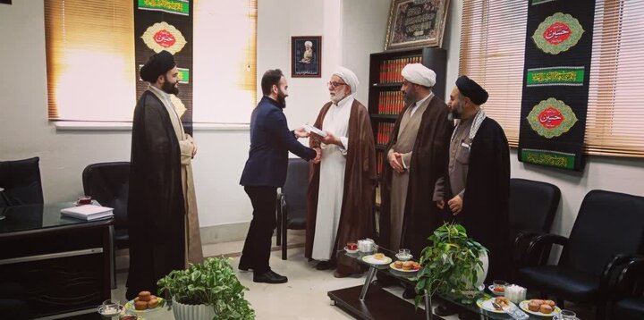 تصویر/ تجلیل از طلاب خبرنگار در دفتر آیت الله العظمی جوادی آملی در آمل
