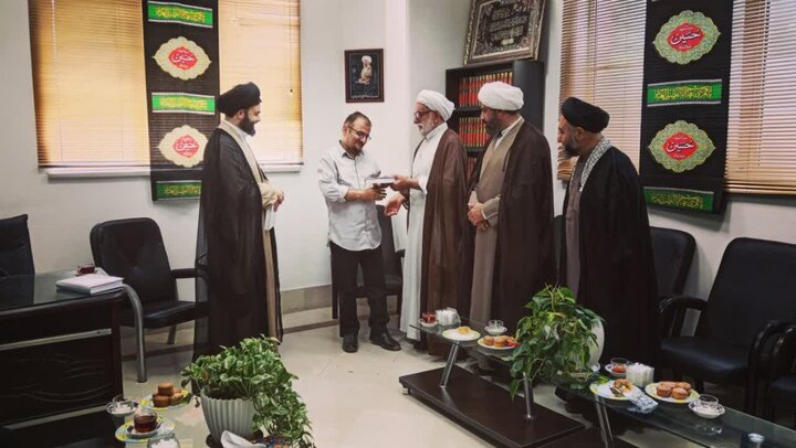 تصویر/ تجلیل از طلاب خبرنگار در دفتر آیت الله العظمی جوادی آملی در آمل