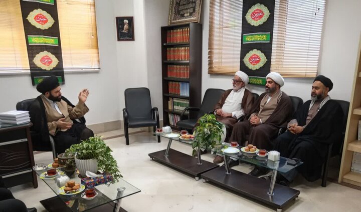 تصویر/ تجلیل از طلاب خبرنگار در دفتر آیت الله العظمی جوادی آملی در آمل