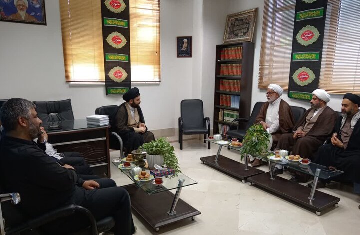 تصویر/ تجلیل از طلاب خبرنگار در دفتر آیت الله العظمی جوادی آملی در آمل