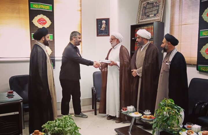 تصویر/ تجلیل از طلاب خبرنگار در دفتر آیت الله العظمی جوادی آملی در آمل