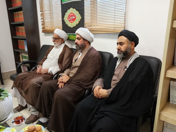 تصویر/ تجلیل از طلاب خبرنگار در دفتر آیت الله العظمی جوادی آملی در آمل