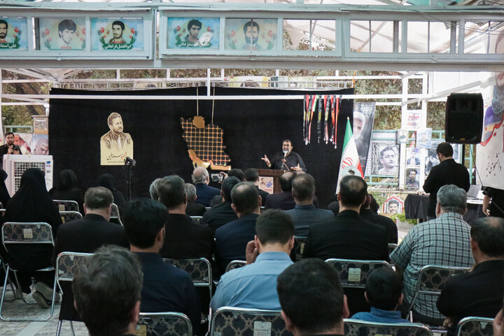 تصاویر/ نشست اهالی رسانه در پاسداشت شهید مسعود سلیمی در گلزار شهدای قم