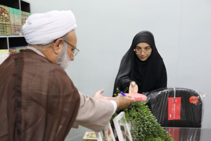 دیدار اعضای نمایندگی خبرگزاری رسمی حوزه های علمیه در استان یزد با مدیر حوزه علمیه خواهران استان یزد