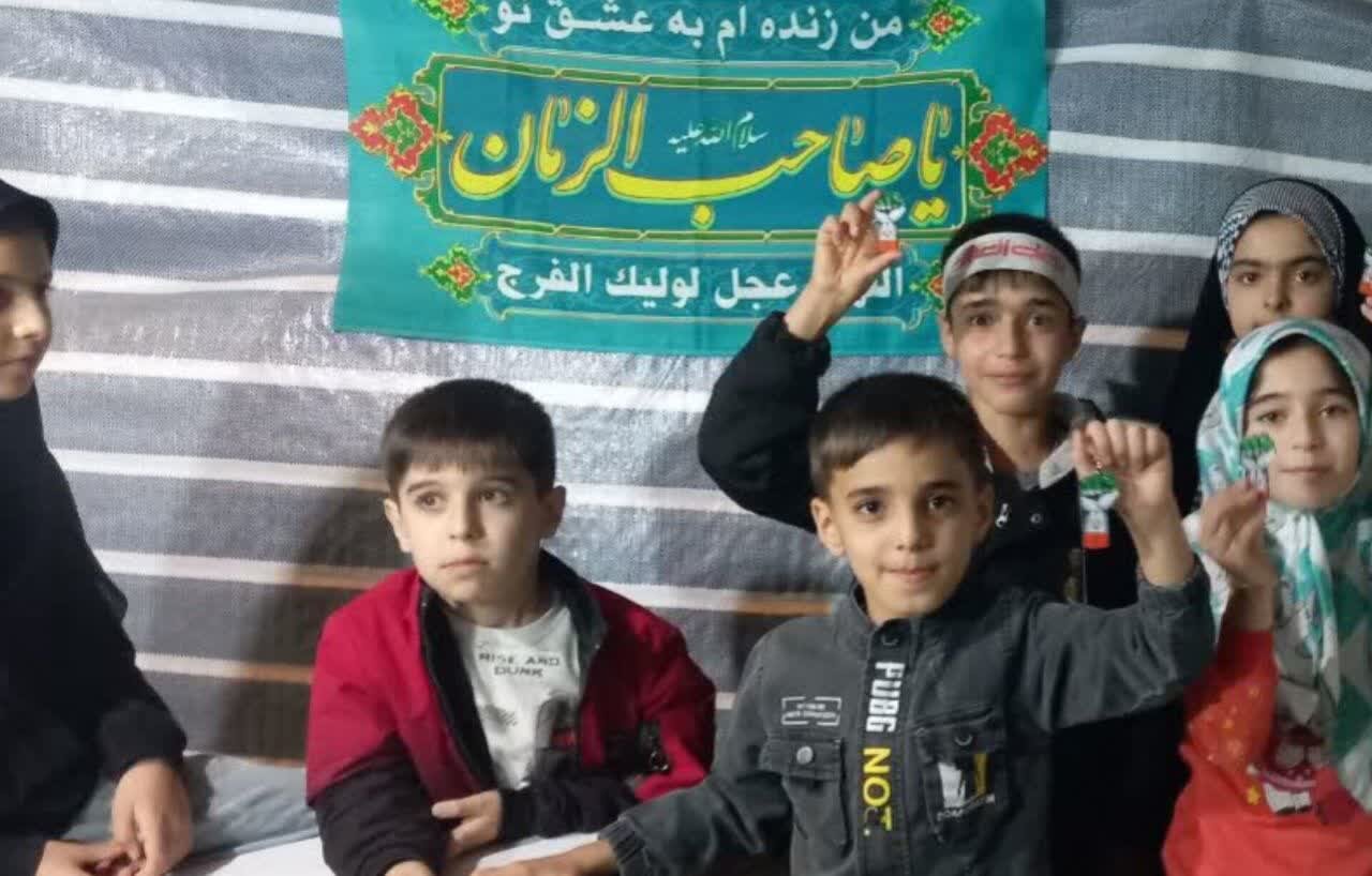 تداوم برنامه‌های قرآنی کودکان در غرفه شجره طیبه سراب در تجمعات شبانه