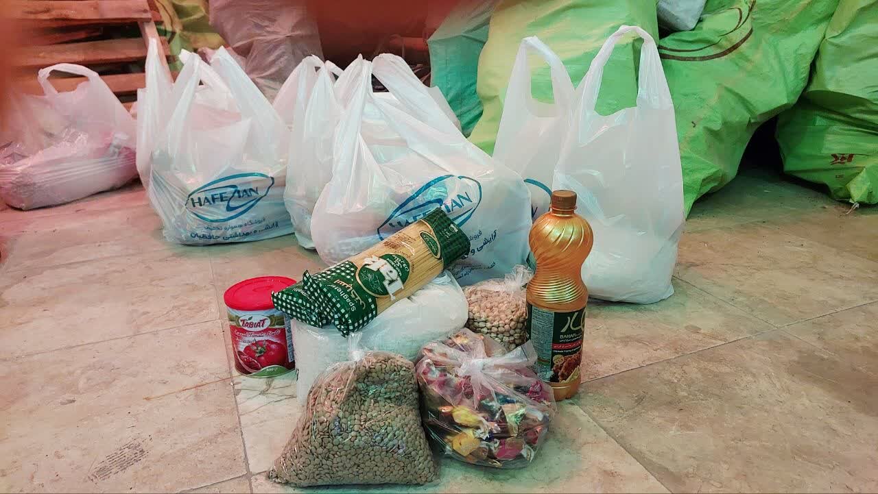 توزیع ۱۸۰ بسته معیشتی میان خانواده‌های کم‌برخوردار درکاشان