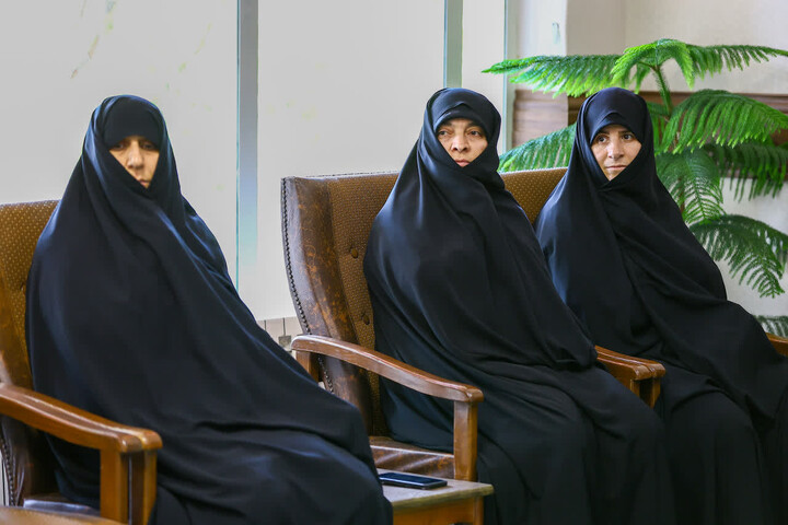 تصاویر / آیین رونمایی از پوستر همایش ملی «زن تراز در گفتمان انقلاب اسلامی» در تبریز