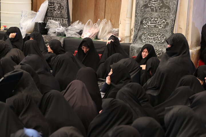 تصاویر / ۱۲۰ سال وفاداری به عزای حسینی(ع)؛ روضه خانگی تاریخی در قلب شهر قم