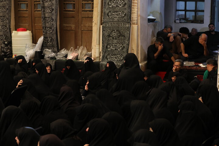 تصاویر / ۱۲۰ سال وفاداری به عزای حسینی(ع)؛ روضه خانگی تاریخی در قلب شهر قم