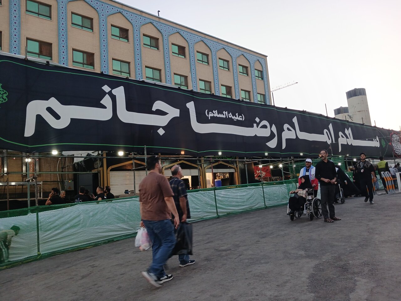 عزاداری زائران رضوی در سوگ پیامبر رحمت(ص) و امام حسن مجتبی(ع)