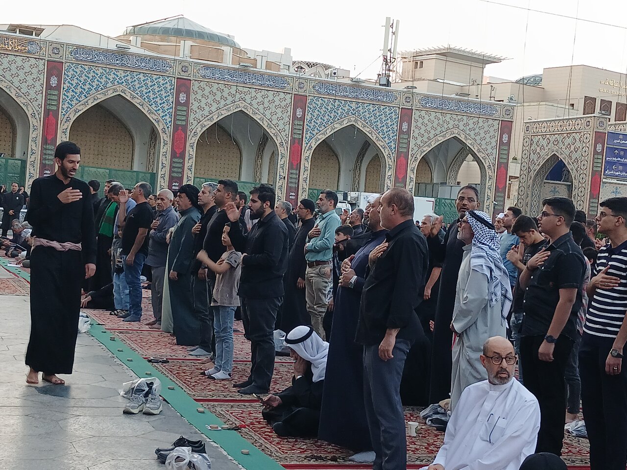 عزاداری زائران رضوی در سوگ پیامبر رحمت(ص) و امام حسن مجتبی(ع)+ تصاویر
