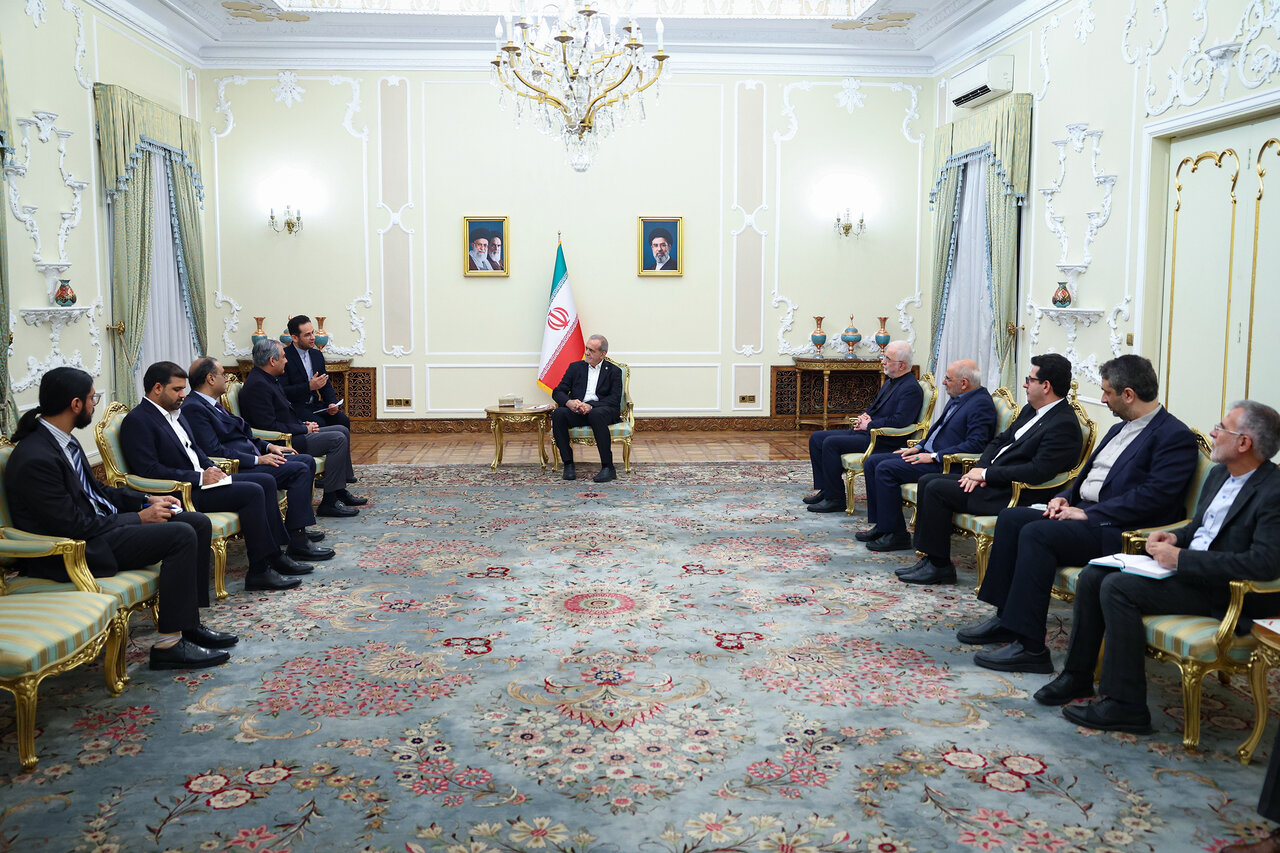 وزیر داخلہ پاکستان کی ایرانی صدر سے ملاقات / تہران اور اسلام آباد کے درمیان تعلقات مزید مستحکم بنانے پر زور