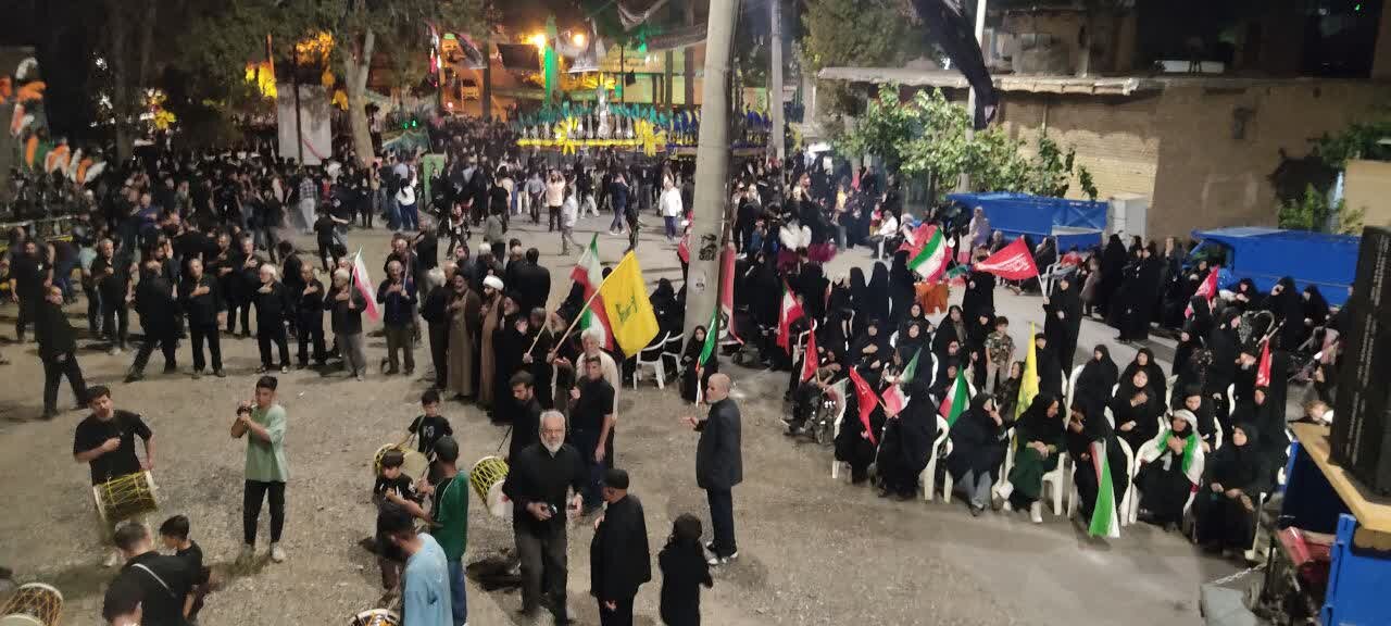 تجمع پرشور عزاداران نطنزی در شب آخر ماه صفر در میدان ۱۷ شهریور