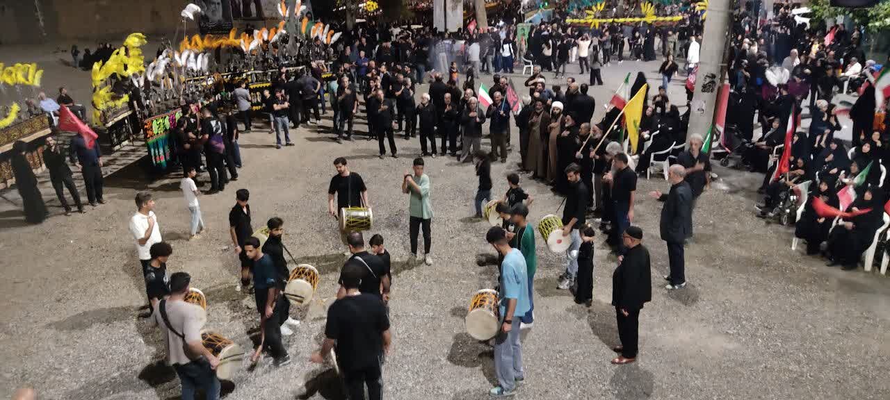 تجمع پرشور عزاداران نطنزی در شب آخر ماه صفر در میدان ۱۷ شهریور