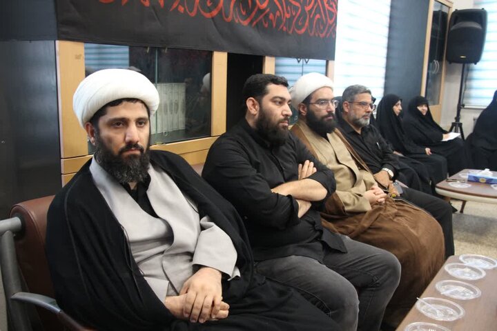 تصاویر/  نشست تبیینی و هم‌اندیشی حاج حسین یکتا با   فعّالان فرهنگی جزیره کیش