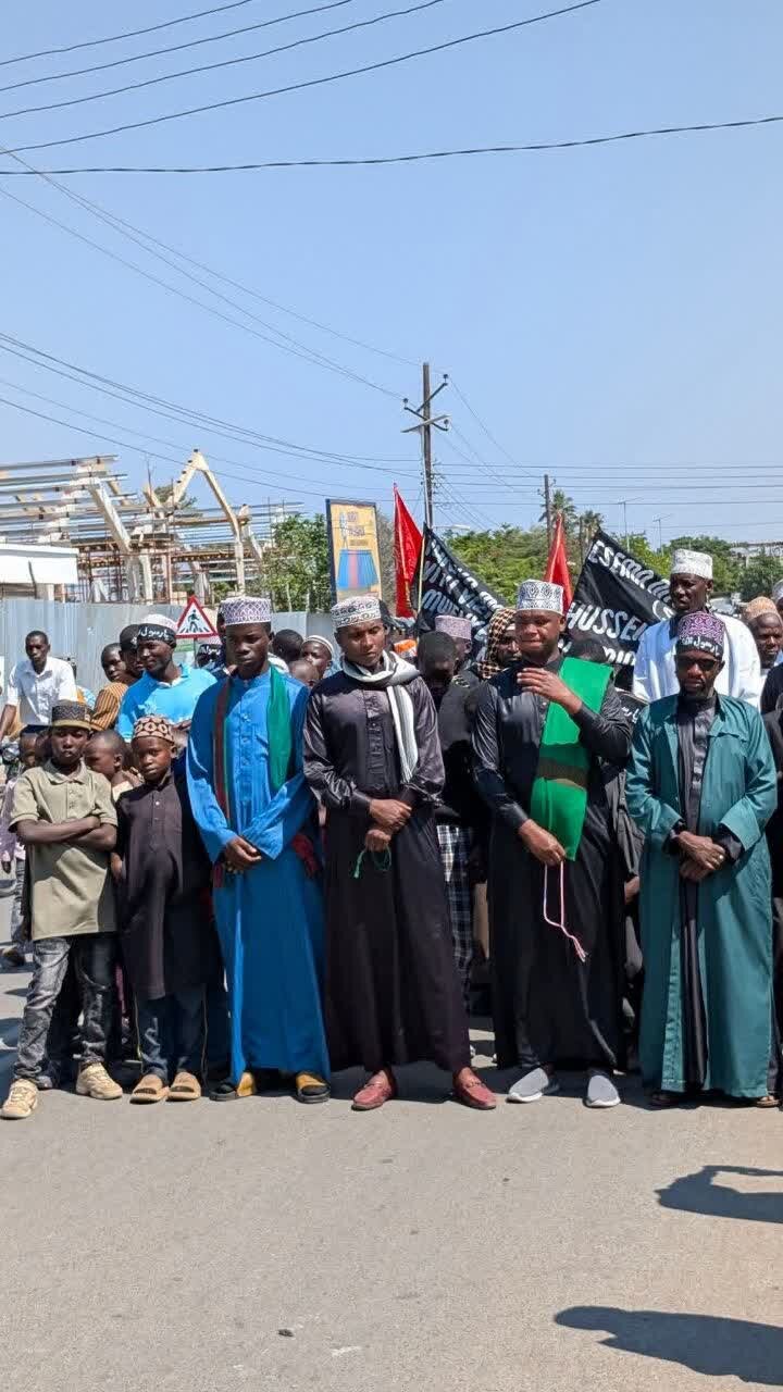 تابورا در سوگ پیامبر اکرم(ص)؛ راهپیمایی باشکوه مؤمنان تانزانیا در ۲۸ صفر