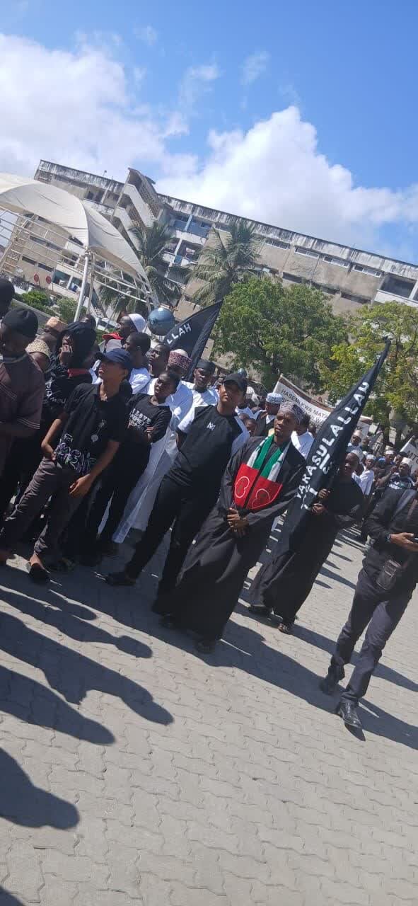 شیعیان زنگبار در سوگ رحلت پیامبر اکرم(ص) راهپیمایی گستردهای برگزار کردند