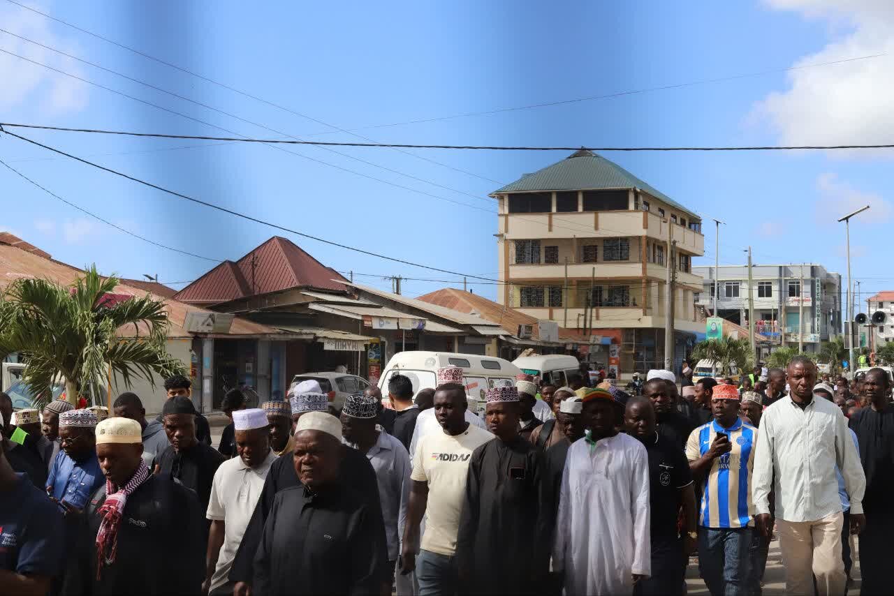 Waumini wa Kishia Tanga Waadhimisha Kumbukizi ya Kifo cha Mtume (saww) kwa Matembezi ya Amani + Picha