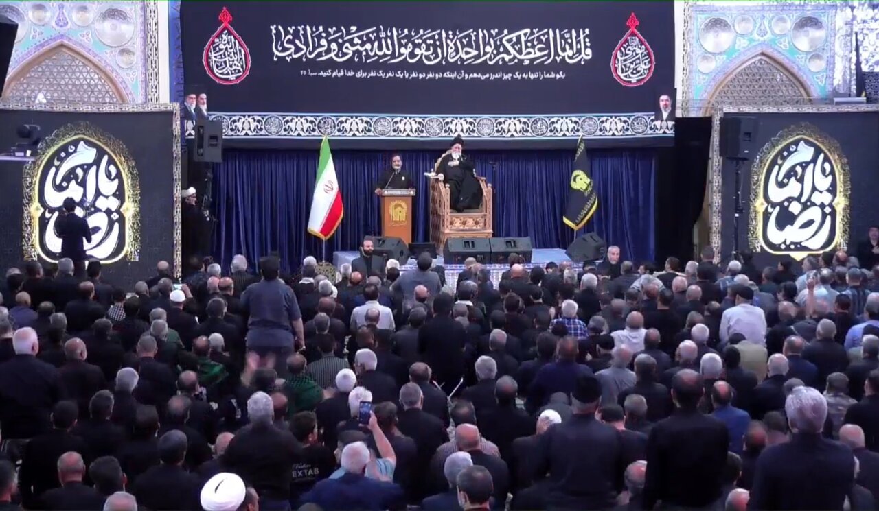 شهادت نامه خوانی  در روز شهادت امام رضا در حرم رضوی