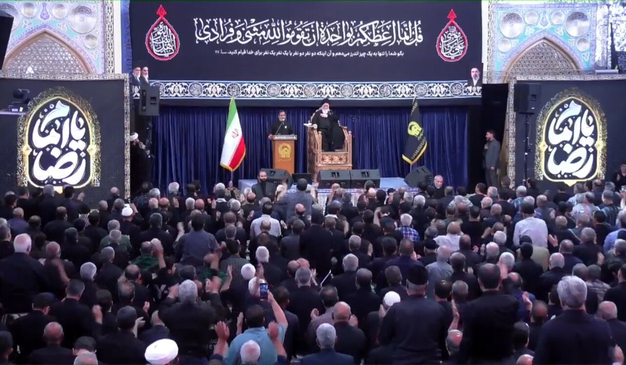 شهادت نامه خوانی  در روز شهادت امام رضا در حرم رضوی