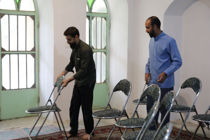 آخرین ساعات آماده سازی مدرسه علمیه شهید صدوقی (ره) طزرجان برای برگزاری دوره ميثاق طلبگی ١۴٠۵