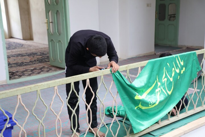 آخرین ساعات آماده سازی مدرسه علمیه شهید صدوقی (ره) طزرجان برای برگزاری دوره ميثاق طلبگی ١۴٠۵