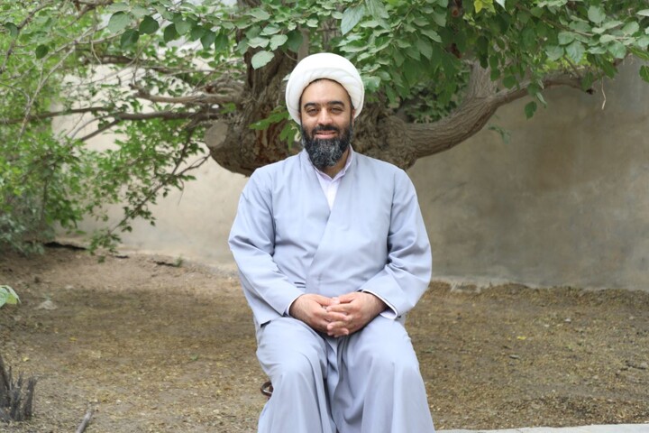 آخرین ساعات آماده سازی مدرسه علمیه شهید صدوقی (ره) طزرجان برای برگزاری دوره ميثاق طلبگی ١۴٠۵