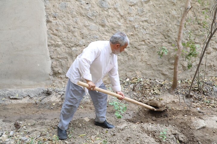 آخرین ساعات آماده سازی مدرسه علمیه شهید صدوقی (ره) طزرجان برای برگزاری دوره ميثاق طلبگی ١۴٠۵