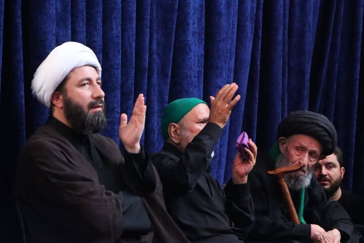 تصاویر/ مراسم یادبود رهبر شهید در مدرسه علمیه آیت‌الله مجتهدی