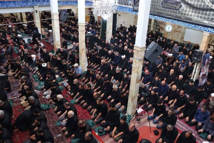 تصاویر/ مراسم یادبود رهبر شهید در مدرسه علمیه آیت‌الله مجتهدی