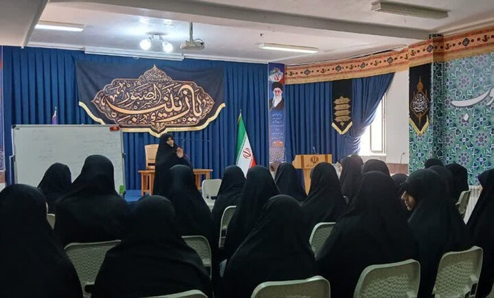  نشست تبیین نقش الگوسازی طلاب در مدرسه تخصصی الزهرا(س) قروه