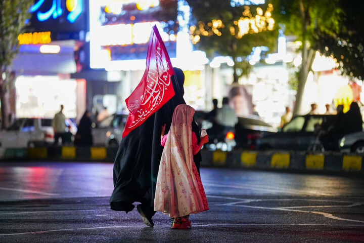 تصاویر/ اجتماع شبانه قمی ها به یاد ۱۶۸ شهید میناب