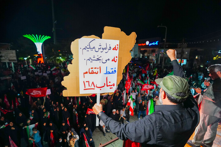 تصاویر/ اجتماع شبانه قمی ها به یاد ۱۶۸ شهید میناب