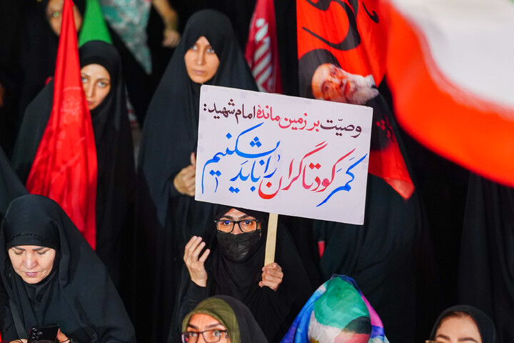 تصاویر/ اجتماع شبانه قمی ها به یاد ۱۶۸ شهید میناب