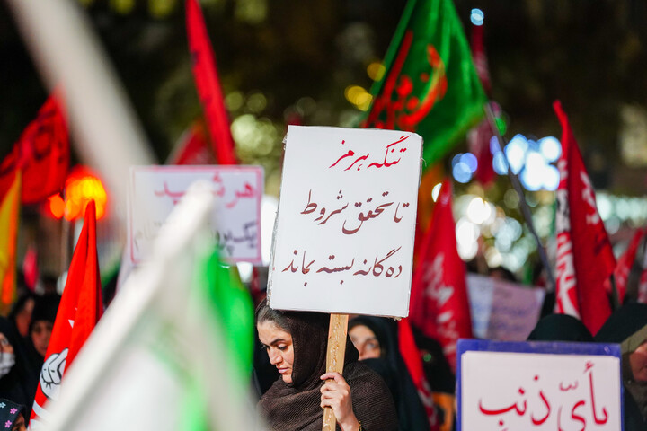 تصاویر/ اجتماع شبانه قمی ها به یاد ۱۶۸ شهید میناب