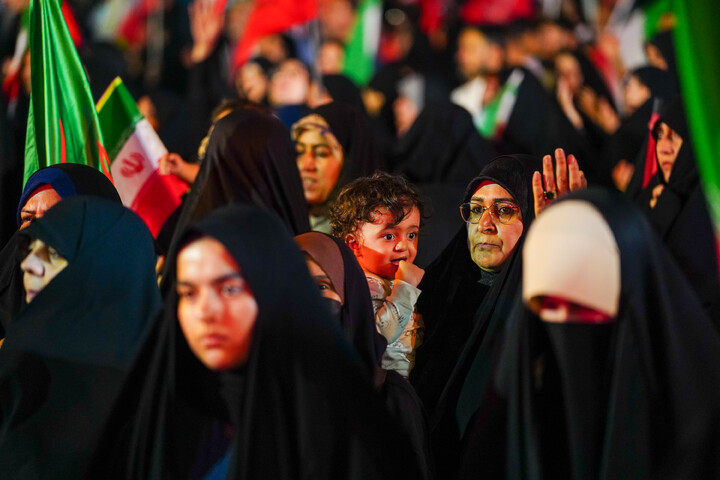 تصاویر/ اجتماع شبانه قمی ها به یاد ۱۶۸ شهید میناب