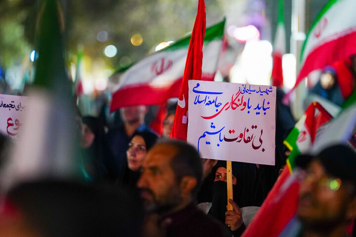 تصاویر/ اجتماع شبانه قمی ها به یاد ۱۶۸ شهید میناب