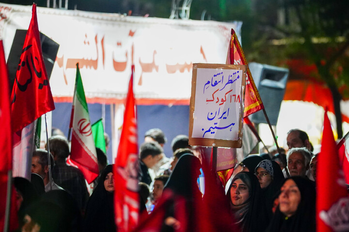 تصاویر/ اجتماع شبانه قمی ها به یاد ۱۶۸ شهید میناب