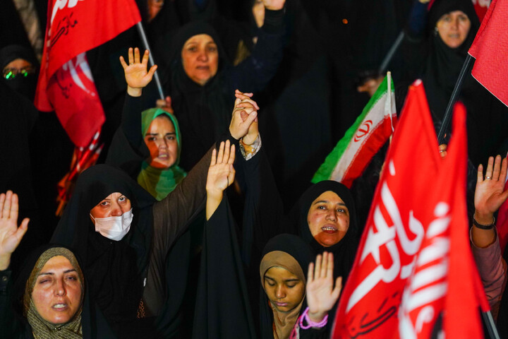 تصاویر/ اجتماع شبانه قمی ها به یاد ۱۶۸ شهید میناب