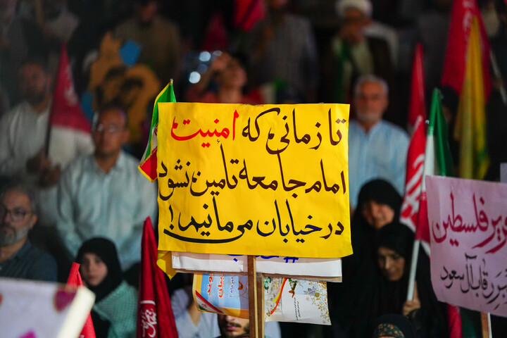 تصاویر/ اجتماع شبانه قمی ها به یاد ۱۶۸ شهید میناب