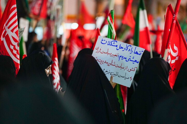 تصاویر/ اجتماع شبانه قمی ها به یاد ۱۶۸ شهید میناب