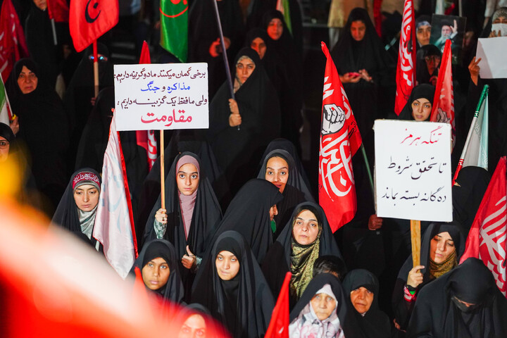 تصاویر/ اجتماع شبانه قمی ها به یاد ۱۶۸ شهید میناب