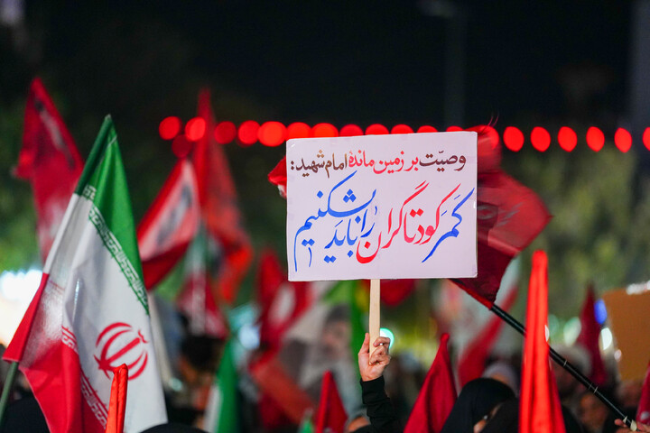 تصاویر/ اجتماع شبانه قمی ها به یاد ۱۶۸ شهید میناب