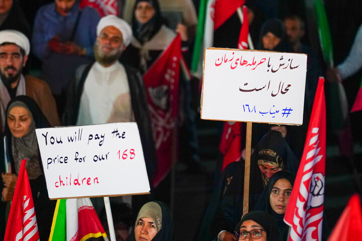 تصاویر/ اجتماع شبانه قمی ها به یاد ۱۶۸ شهید میناب
