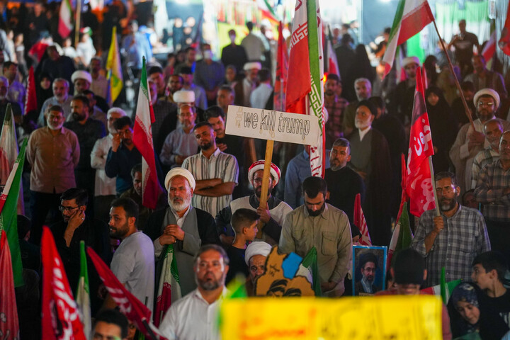 تصاویر/ اجتماع شبانه قمی ها به یاد ۱۶۸ شهید میناب